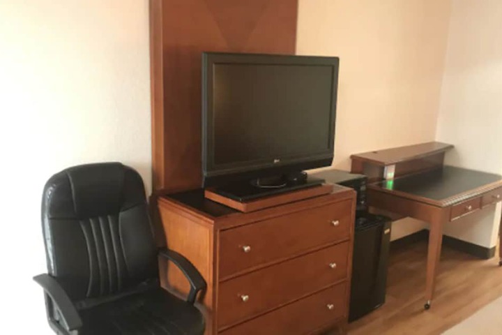 1 King Bed Refrigerator, Microwave (13 of 19)