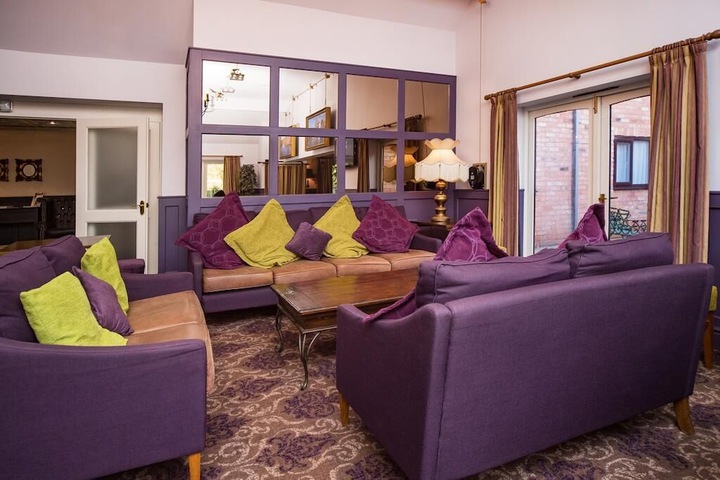 Lounge 33 of 40