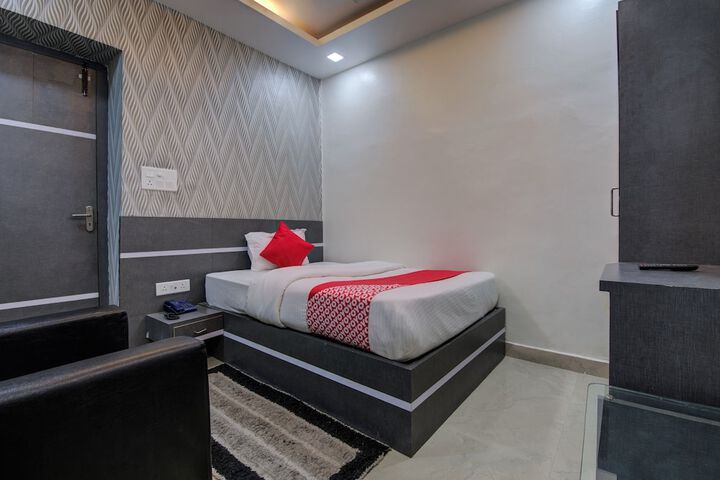 Room 7 of 18