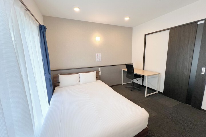 Room 6 of 12