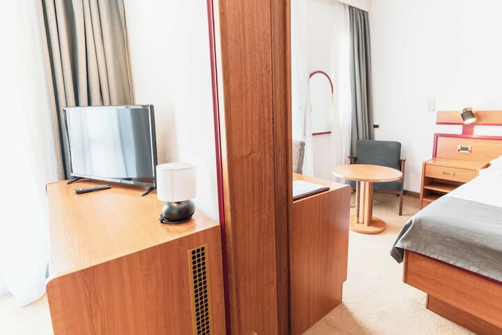 Room 28 of 90