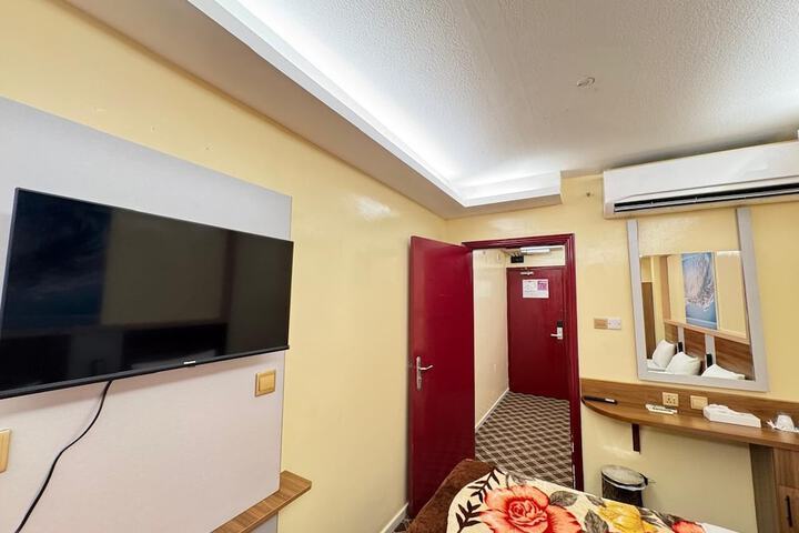 Room 4 of 25