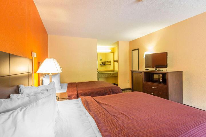 1 Queen Bed (1 of 4)