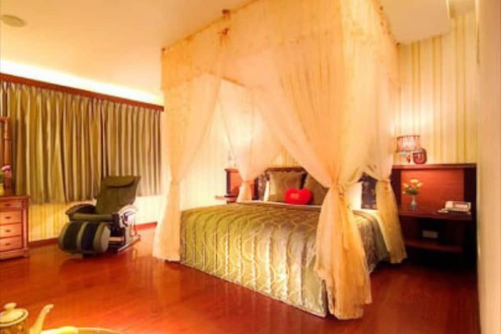 Room 2 of 23