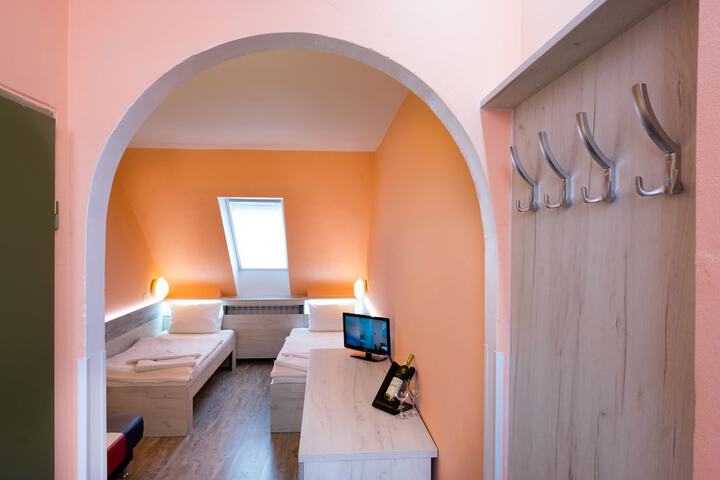 Room 14 of 99