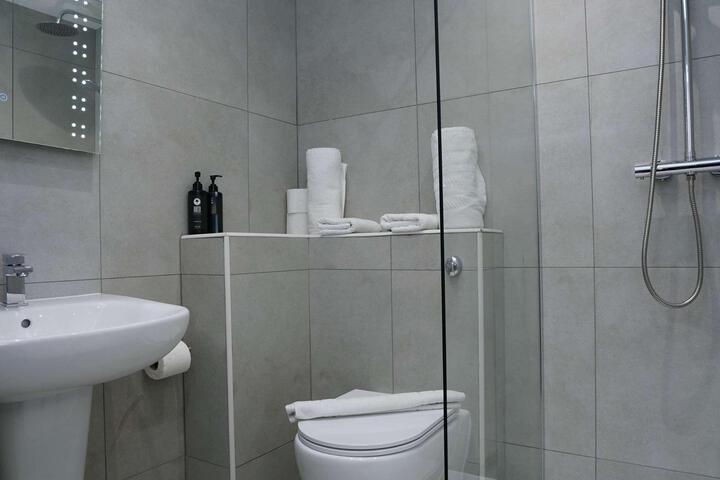 Room 10 of 180