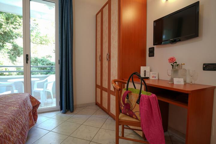 Room 4 of 38