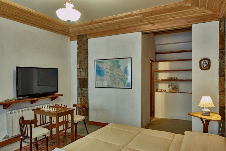 Room 10 of 12