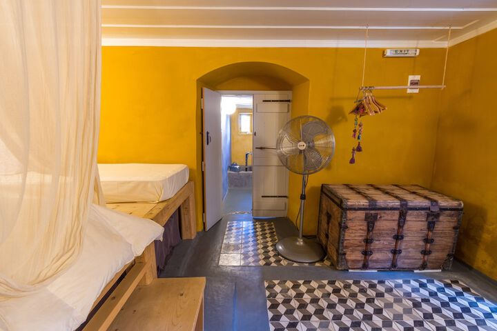 Room 13 of 37