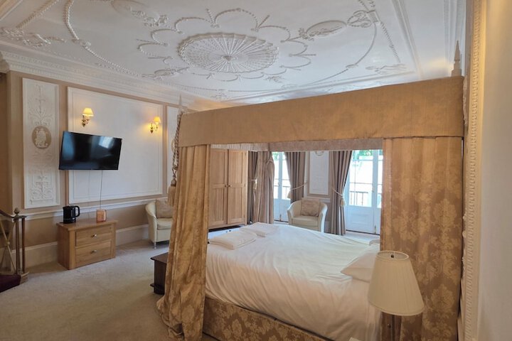 Room 10 of 19