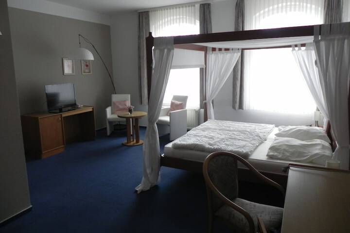Room 13 of 38