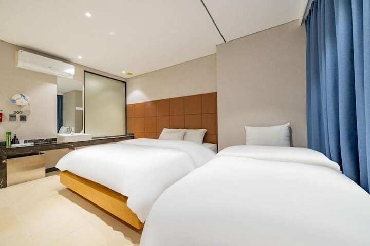 Room 10 of 20
