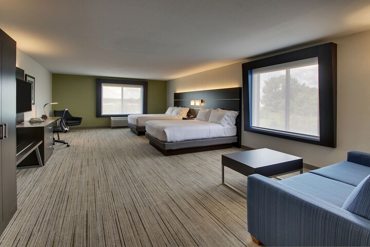 2 Queen Beds (2 of 11)