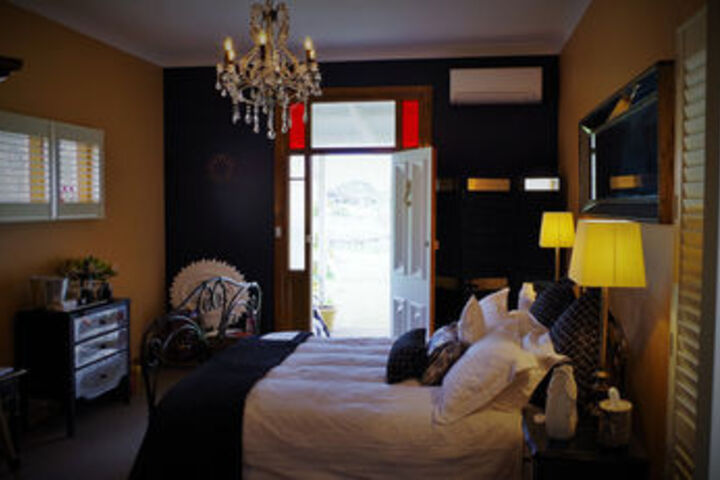 Room 6 of 18