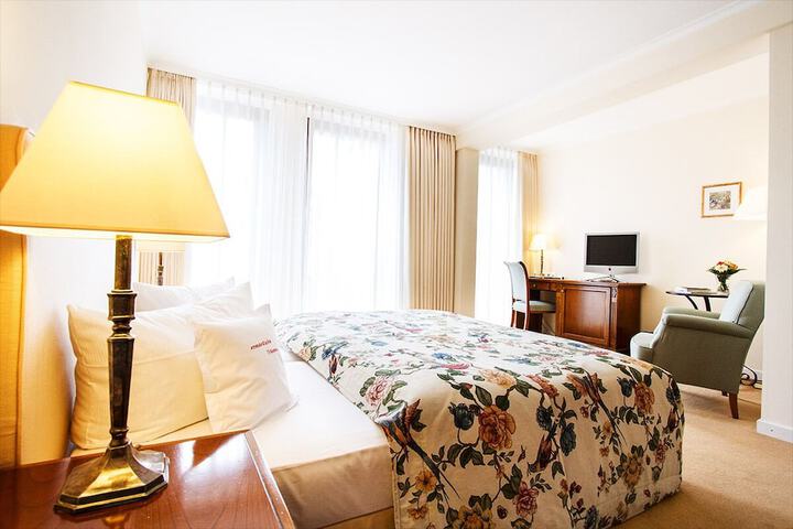 Room 3 of 20