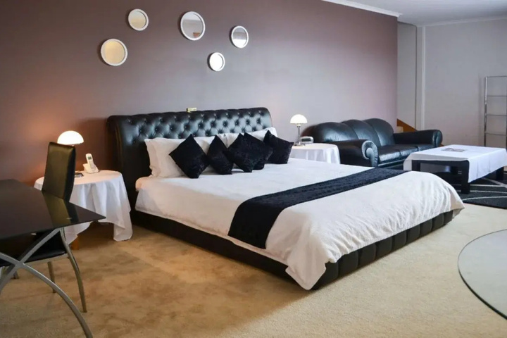 Room 10 of 12