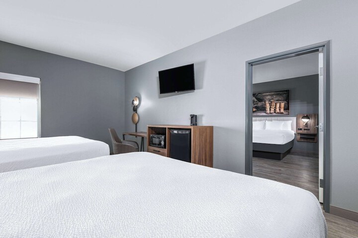 1 King Bed Deluxe Room (6 of 9)