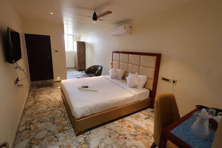 Room 4 of 13