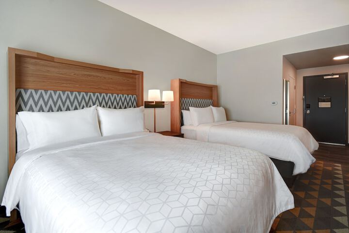 Premium 2 Queen Beds (10 of 18)