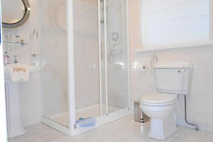 Room 4 of 5