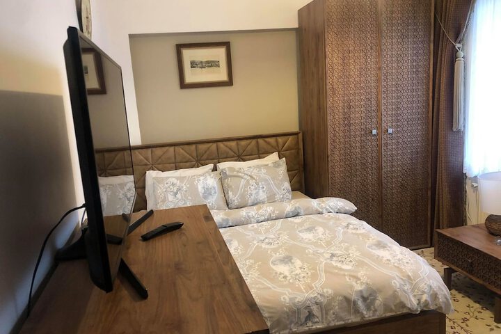 Room 6 of 37