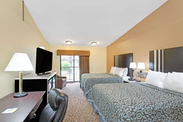 1 Queen Bed (3 of 16)