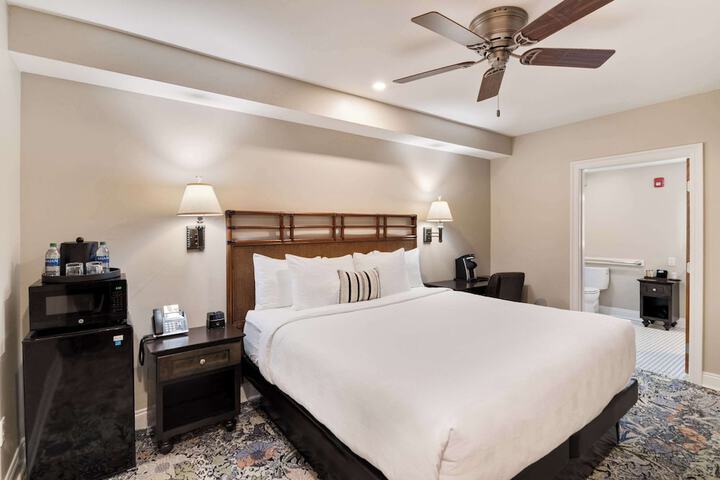 1 King Bed (2 of 31)