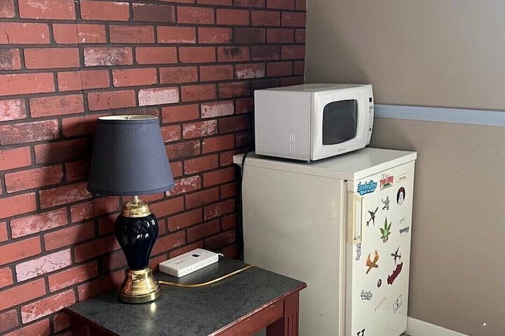 Room 6 of 9