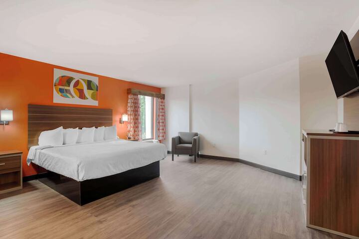 1 King Bed Microwave and Refrigerator WiFi Continental Breakfast (3 of 34)