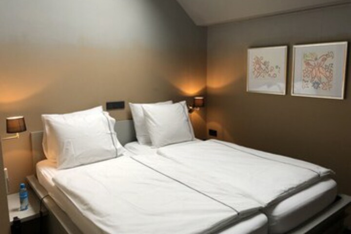 Room 9 of 21