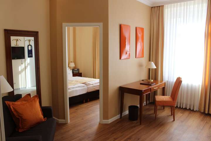 Room 28 of 87