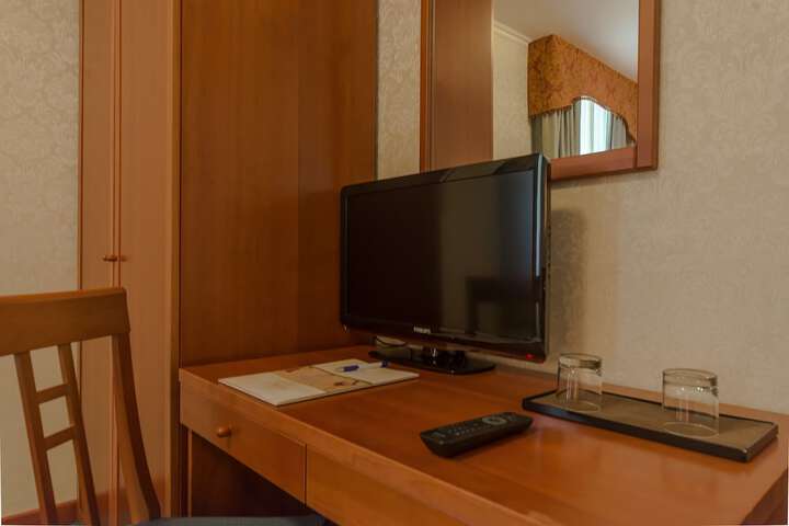 Room 9 of 37