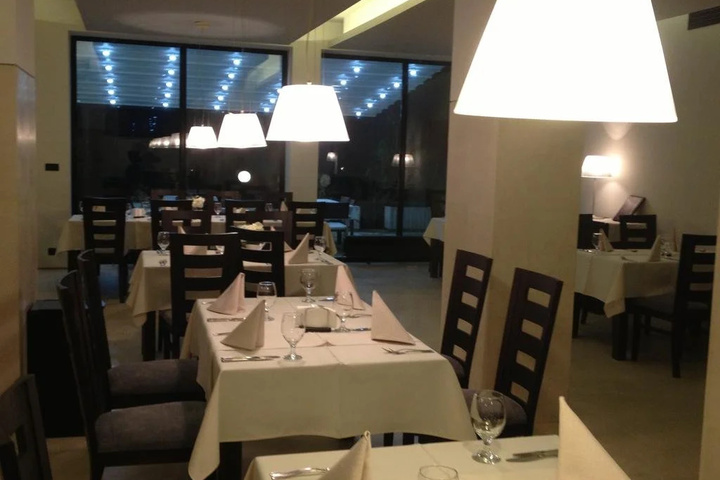 Dining 11 of 13