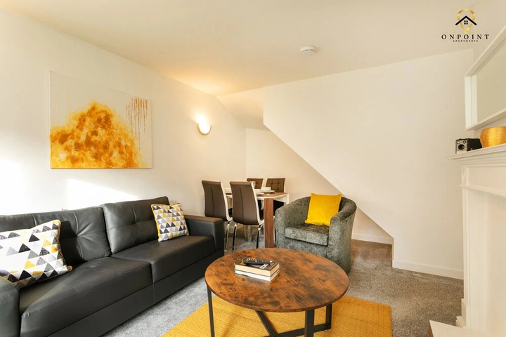Spacious 6 Bed Home with Parking