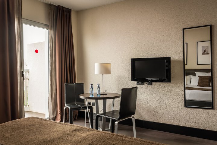 Room 5 of 42