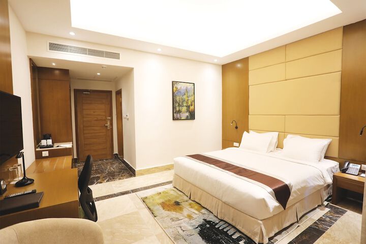 Room 7 of 16