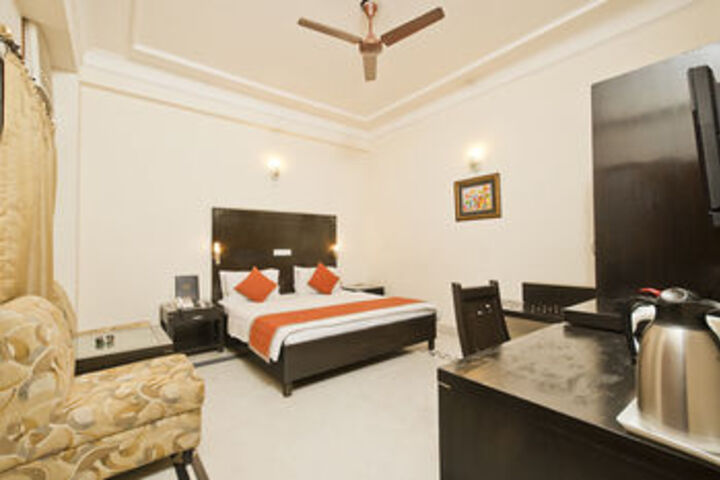 Room 11 of 25