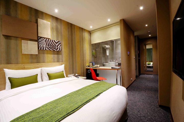 Room 10 of 32