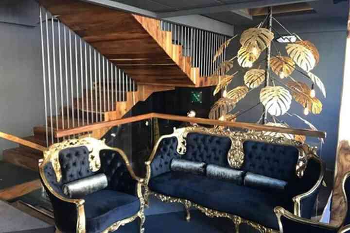 Lounge 33 of 45