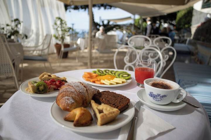 Breakfast/Coffee Service 82 of 111