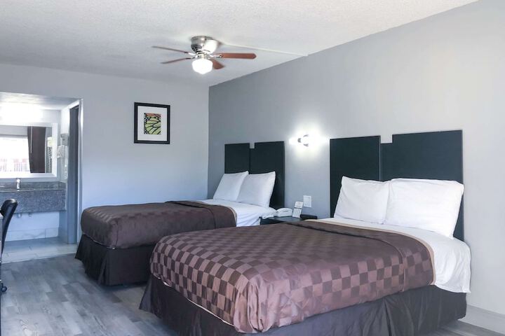 2 Double Beds (19 of 23)