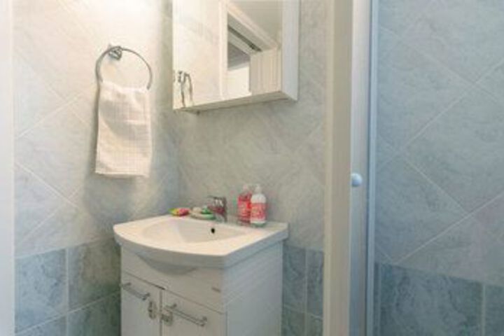Room 4 of 25