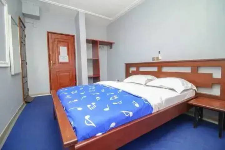 Room 6 of 12