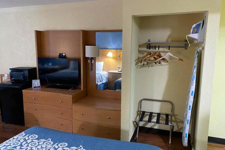 2 Queen Beds (10 of 15)