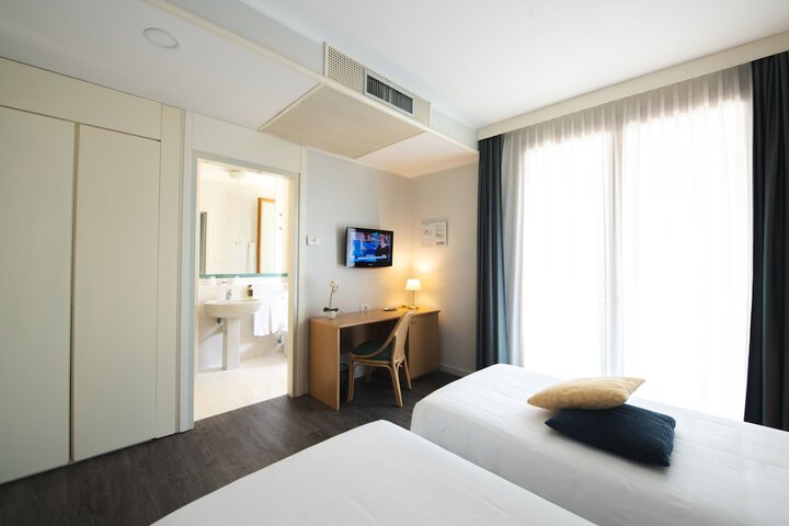 Room 9 of 50