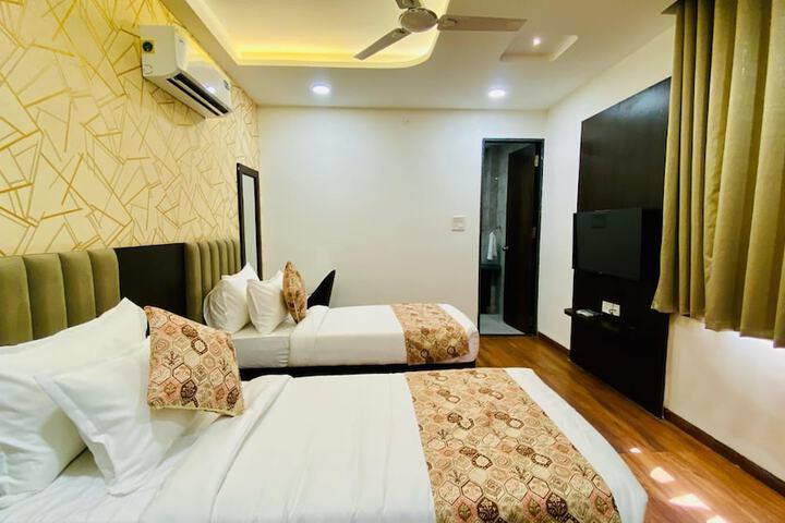 Room 4 of 9