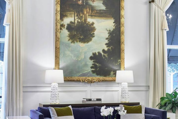 Lobby lounge
