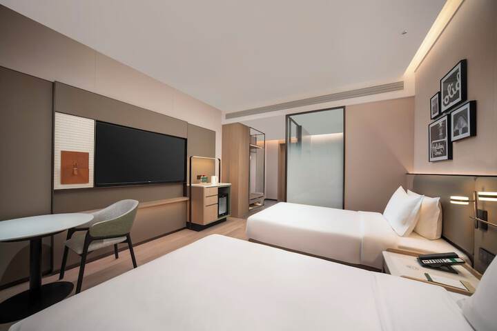 Room 12 of 82