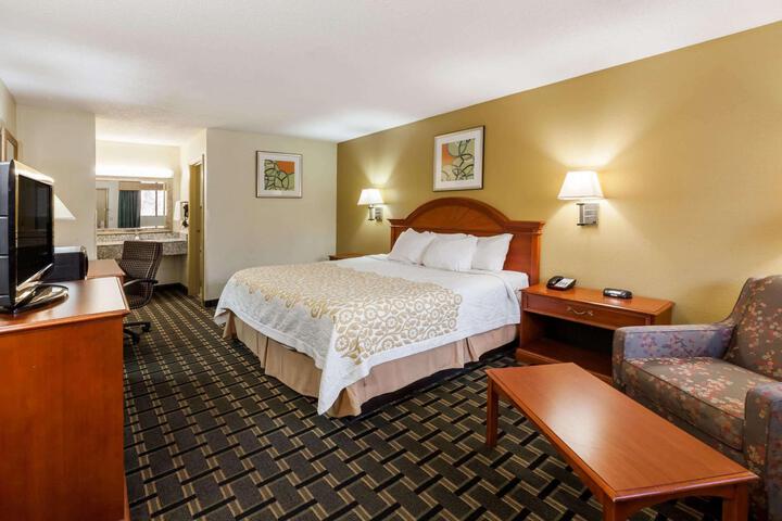 1 Queen Bed (2 of 12)