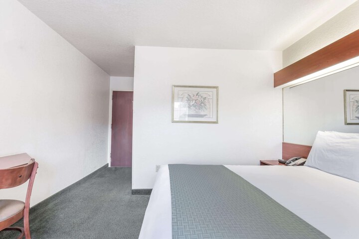 1 Queen Bed (5 of 14)